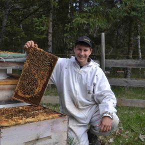 BeeHappy Imker Felix Mrowka, der Glückliche Imker posiert mit einer Brutwabe kanadischer Honigbienen
