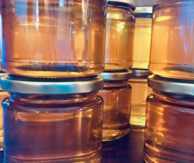 BeeHappy Honig strahlt in Gläsern