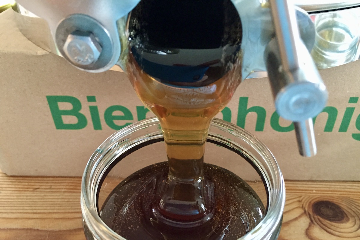 Honig wird in ein Glas abgefüllt