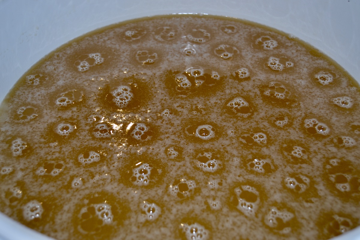 Nach der Honigernte entsteht Schaum auf dem Honig